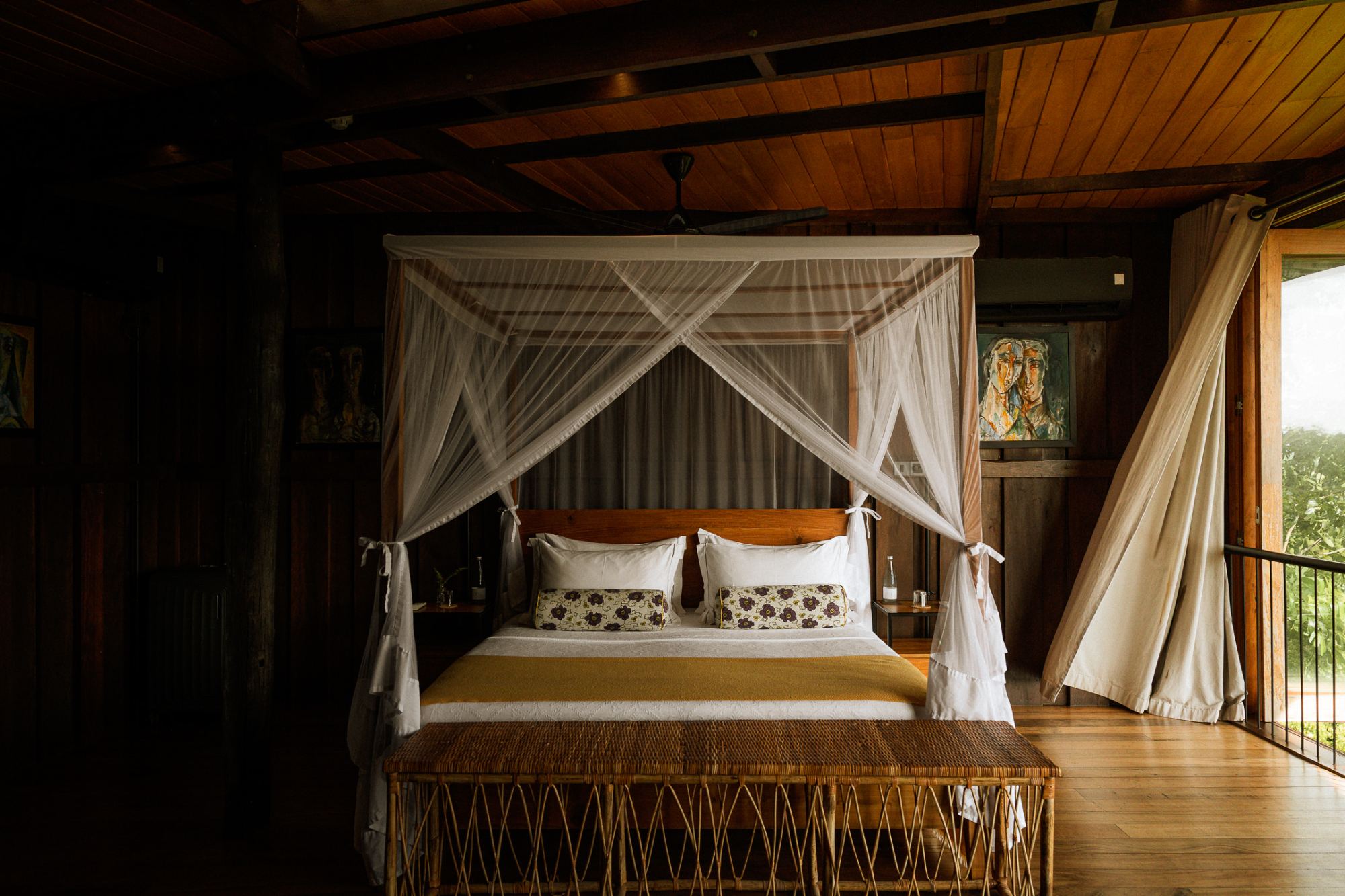 King bed at sunrise in Jak